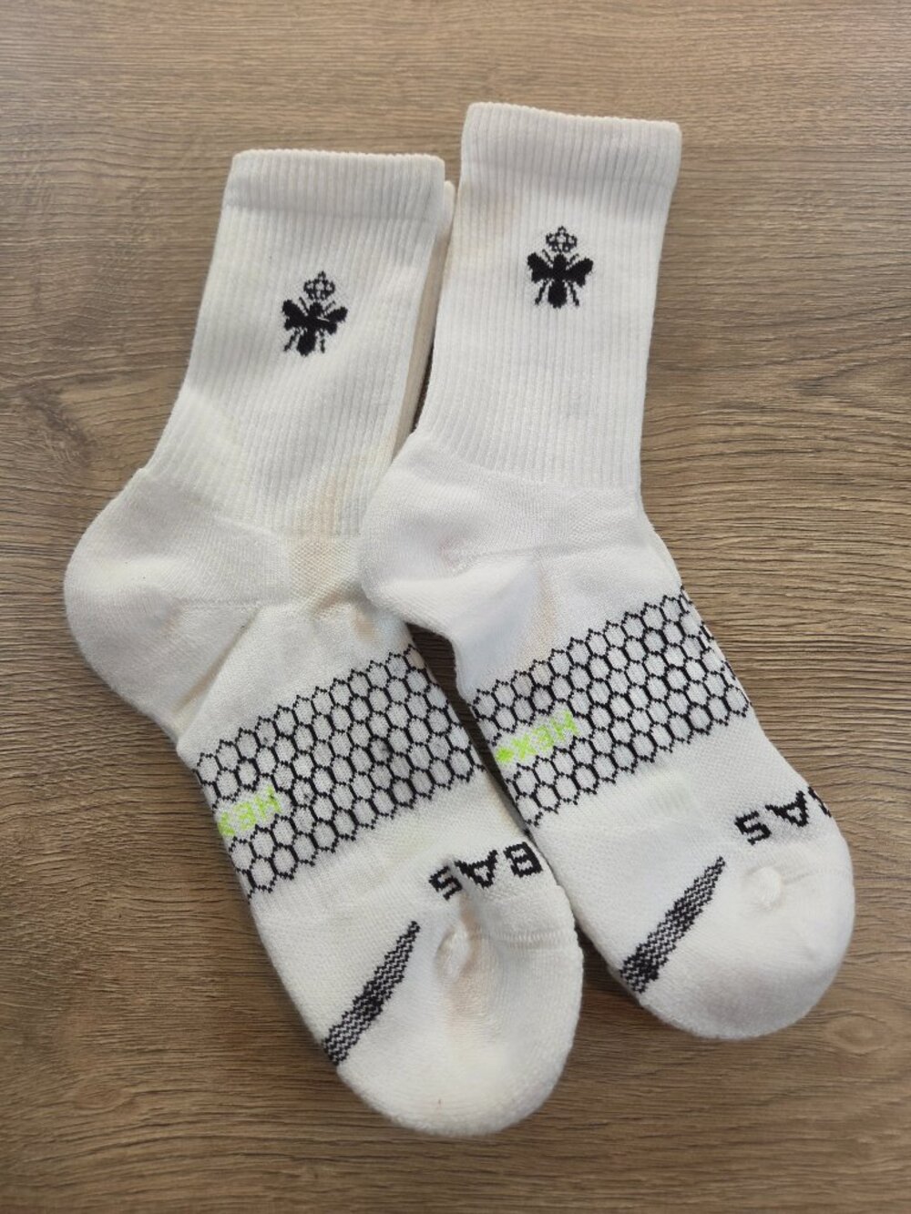 Bombas Half Calf Socks Lot 2 Pairs White Bee Logo Athletic Cushion Mens Med NWOT